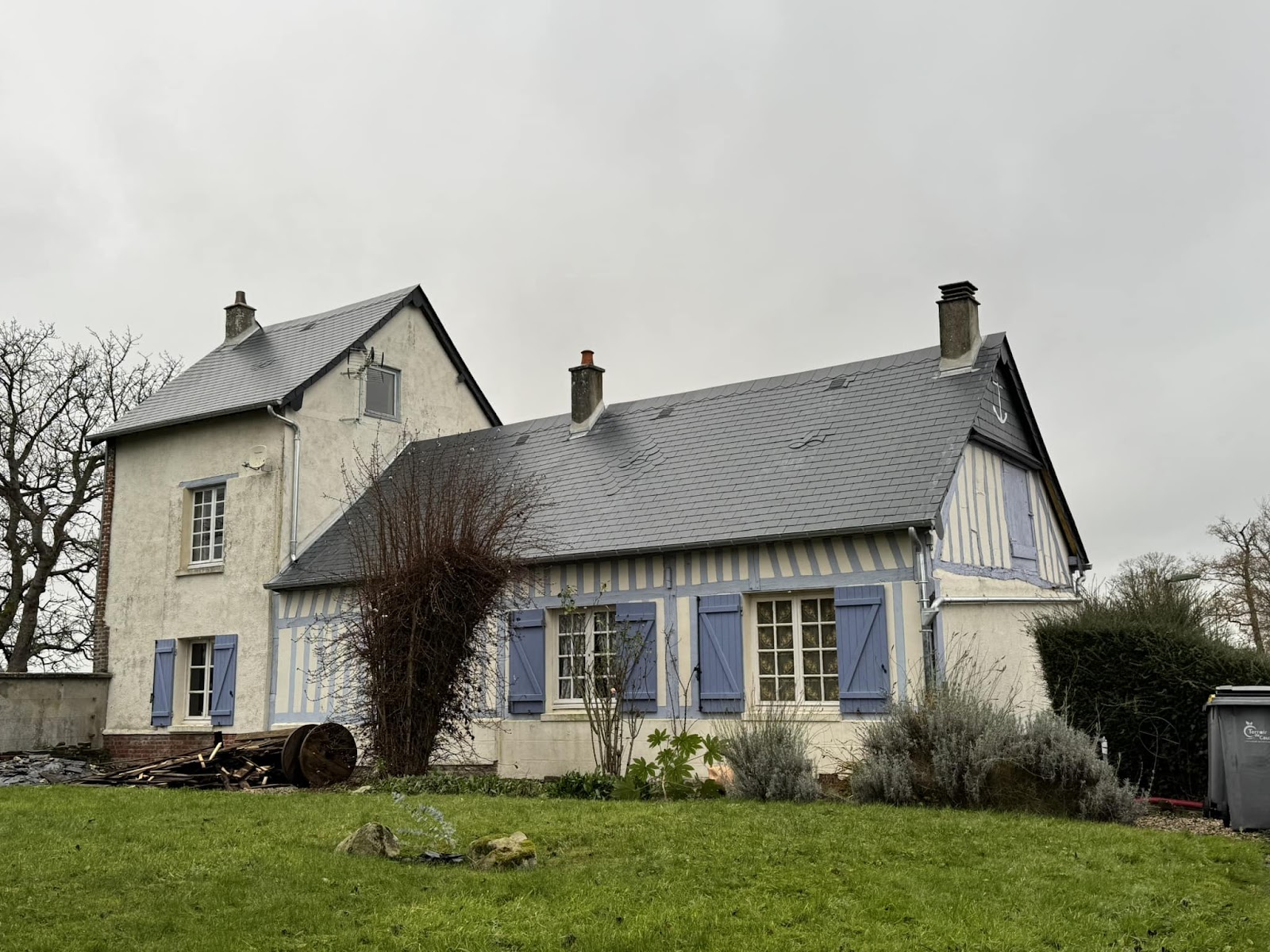 Rénovation complète d'une toiture en ardoise sur maison à colombages