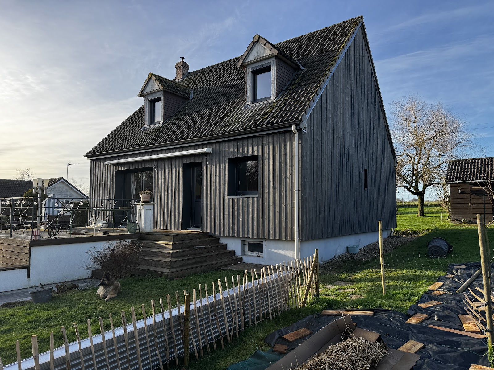 Bardage bois vertical gris anthracite sur maison contemporaine