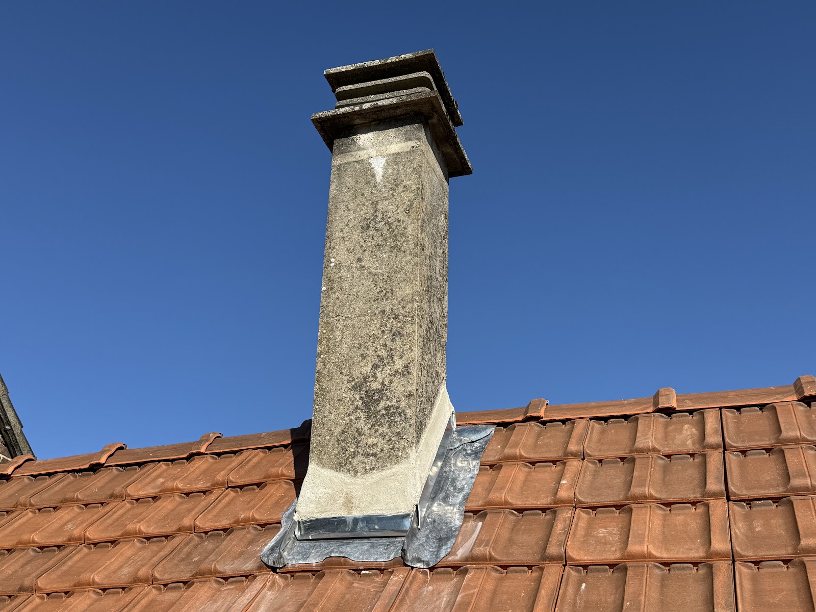 Réfection de l'étanchéité au pied d'une cheminée