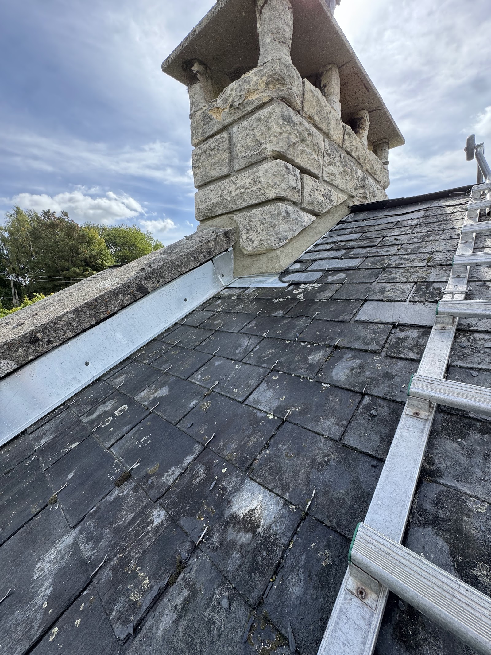 Travaux d'étanchéité et zinguerie autour d'une cheminée en pierre