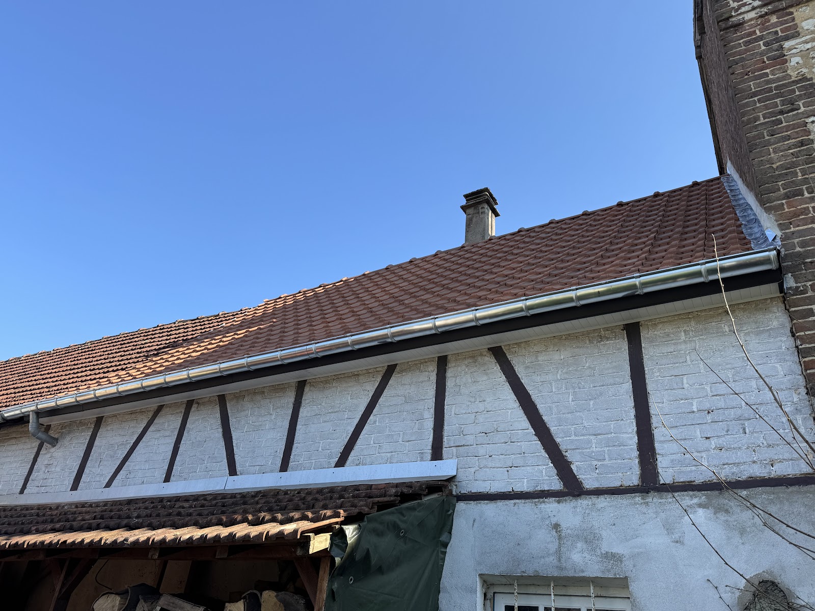 Pose de gouttières neuves sur toiture traditionnelle